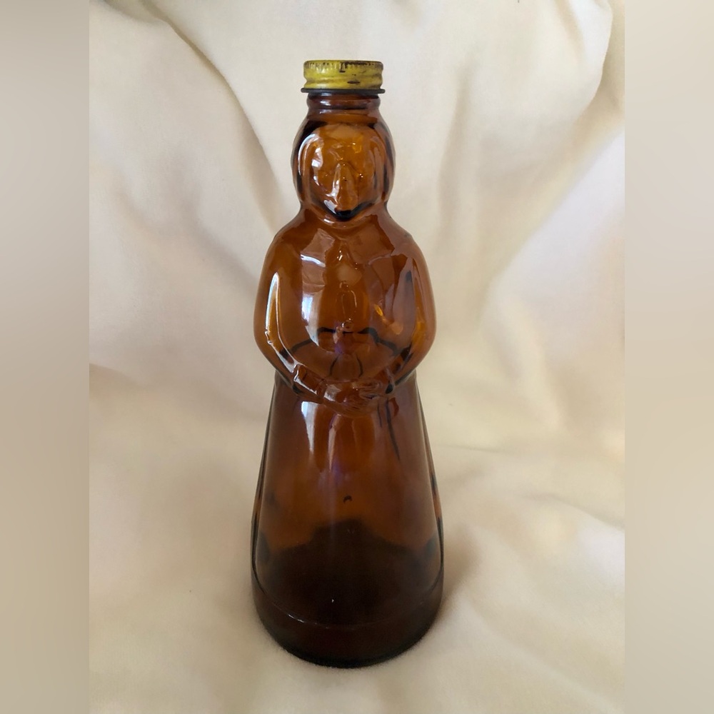 6184 Mrs Butterworth’s Amber Brown 10” Glass Syrup Bottle original Yellow Metal